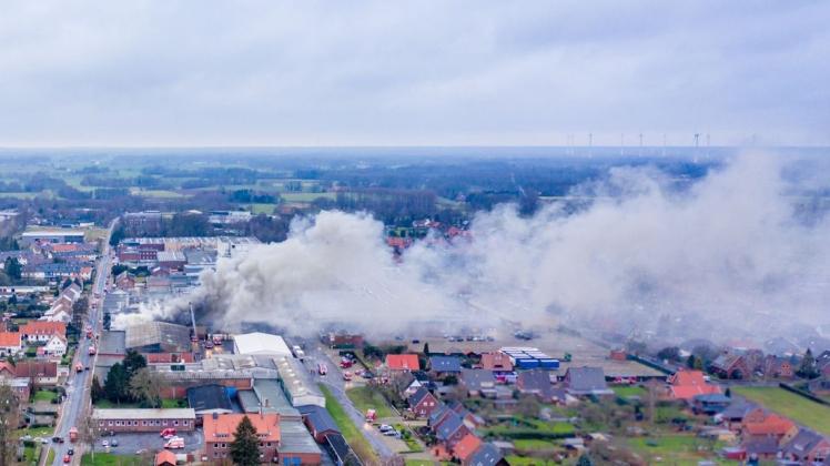 Die Rauchwolke des Großbrandes zog über Quakenbrück hinweg. Foto: Brockschmidt