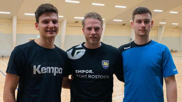 Felix Mehrkens mit zwei Stützen seiner Mannschaft, Erik Reimer (links) und Markus Drews (rechts)