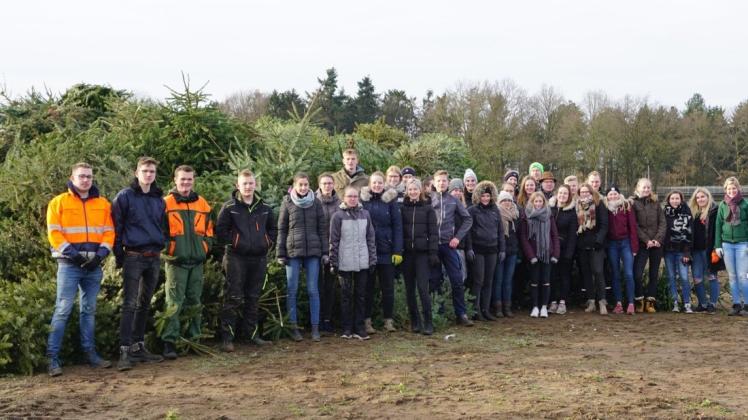 Am 11. Januar 2020 hat die Weihnachtsbaumsammelaktion der Speller Landjugend zugunsten des Aktionskreises Pater Kulüke zum 30. Mal stattgefunden. 7700 Euro sind 2020 gesammelt worden, insgesamt steigt die Spendensumme damit auf 148.282 Euro. Foto: Aktionskreis Pater Kulüke/Heinz Lambers