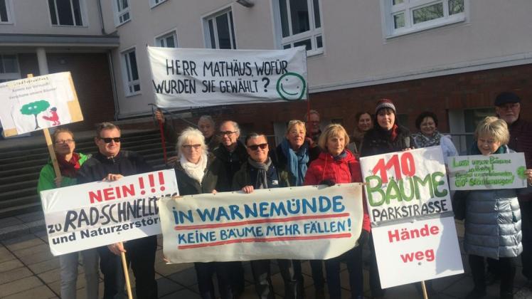 Für die 110 Bäume in der Parkstraße setzen sich Juristin Annette Boog und andere Warnemünder ein. Sie protestierten am Mittwoch vor dem Bauamt am Holbeinplatz.