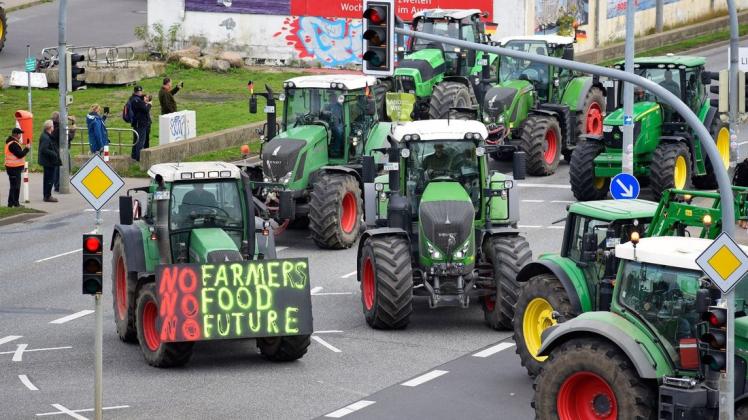 Bereits im Oktober 2019 machten zahlreiche Bauern aus MV bei einer Fahrt durch Rostock ihrem Ärger über die Politik Luft.