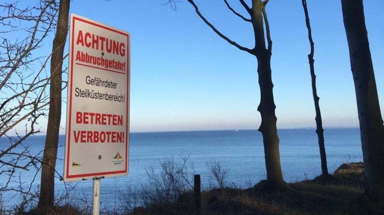 An der Steilküste sind jetzt verstärkt Schilder aufgestellt worden, die vor der Gefahr durch Abbrüche informieren