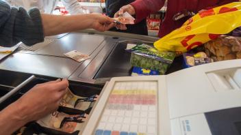 An immer mehr Supermarktkassen möglich: Einkauf bezahlen und gleichzeitig Bargeld vom Konto abheben. Der gute Service hat jedoch Schattenseiten. Foto: Armin Weigel/dpa