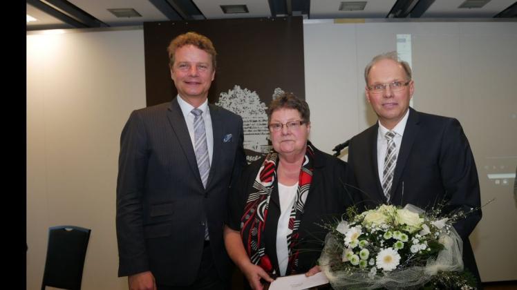 Annette Feldmann wurde für ihr Wirken im Stadtteil Damaschke ausgezeichnet. Die Laudatio nahm Jens Beeck (links) vor, rechts im Bild Stefan Heskamp. Erster Vorsitzender des Fördervereins Damaschke.
Foto: Christiane Adam