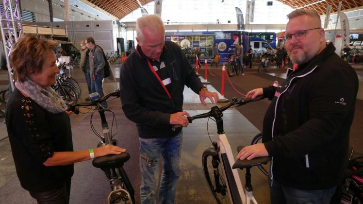 Die elektronischen Fahrräder sind besonders bei Senioren beliebt. Frank Rath von Little John Bikes (r.) erklärt Horst und Moni Glöckner (l.) die Funktionsweise der modernen Räder.