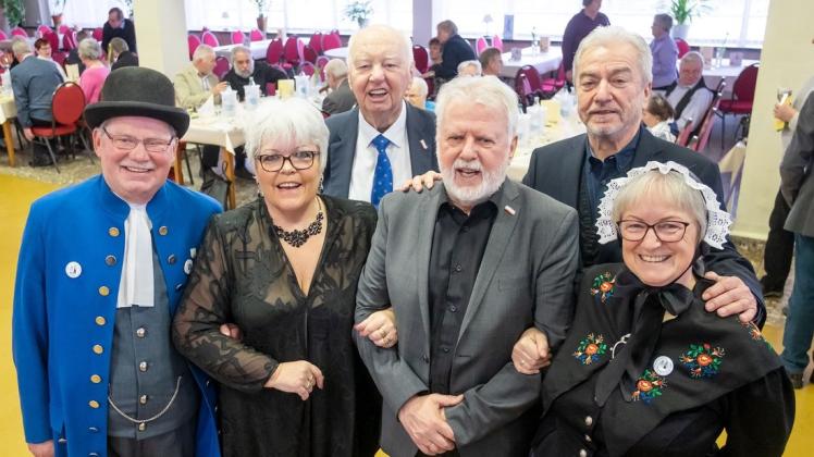 Der Plattdütsch- Verein "Klönsnack-Rostocker 7" feierte sein 25-jähriges Bestehen.
Im Nordlicht in Rostock-Lichtenhagen gratulierten Klaus Kleinke (l.) und Karin Scarbarth (r.) von der Warnemünder Trachtengruppe den Vereinsmitgliedern Sigrid Malewschik, Uwe Süssmilch, Jürgen Wittmüß und Thomas Widdern (v.l.).