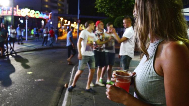 Künftig gibt es nachts in Magaluf auf Mallorca keinen Alkohol mehr zu kaufen. Foto: dpa/Joan Llado/AP