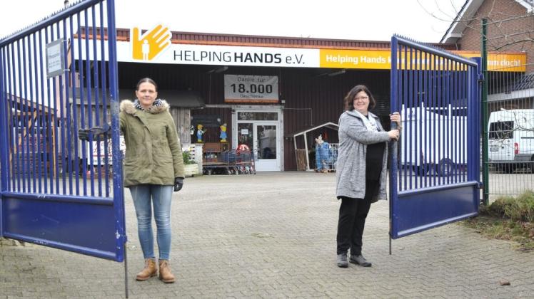 Seit Montag wieder Anlaufstelle für Sachspenden ist das Vereinsgelände von Helping Hands an der Hermann-Kemper-Straße in Lathen. Das Tor öffneten Svetlana Keller (links) und Roswitha Brake. 