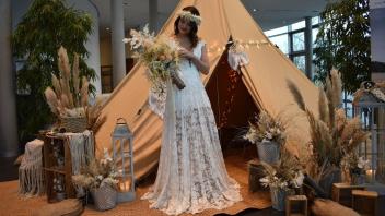 Model Rita Geppert präsentiert einen Traum aus Spitze. Das Tipi der Firma Hensel Outdoorevents sorgt bei jeder Hochzeit für eine ganz besondere Romantik.