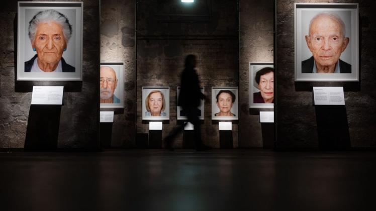 Nordrhein-Westfalen, Essen: Die Ausstellung "Survivors - Faces of Life after the Holocaust" zeigt Porträt-Fotos von Holocaust-Überlebenden. Foto: dpa/Rolf Vennenbernd