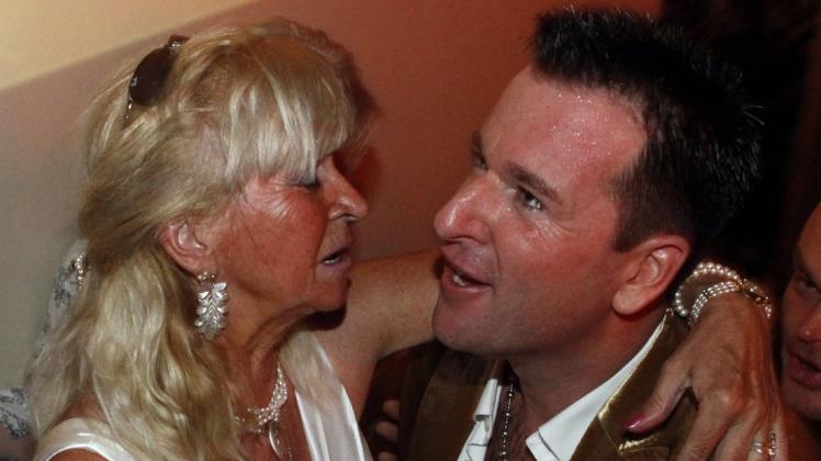 Michael Wendler und seine Mutter Christine auf einem Foto aus dem Jahr 2009. Foto: imago images/biky