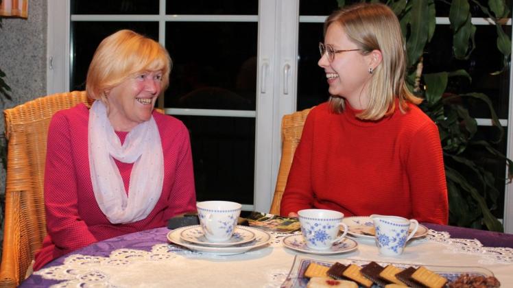 Sie treffen sich nach über 17 Jahren zu Kaffee und Keksen wieder: Katharina Golze und ihre alte Erzieherin Anne Steinert.