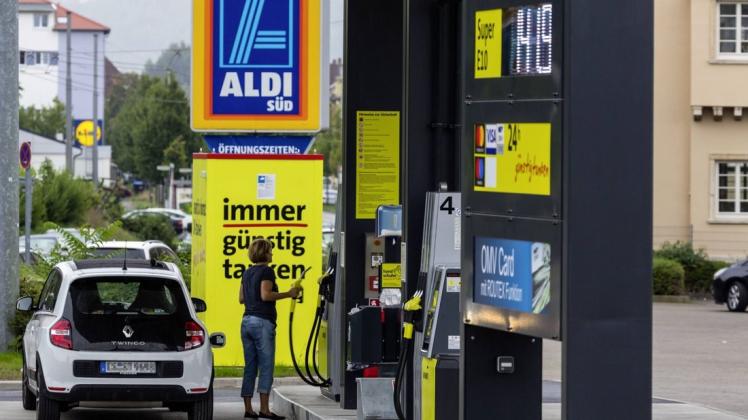 In Deutschland betreibt Aldi Süd aktuell rund 1.900 Filialen – nicht alle sind jedoch für einen Tankstellen-Ausbau geeignet. Foto: imago images / Arnulf Hettrich