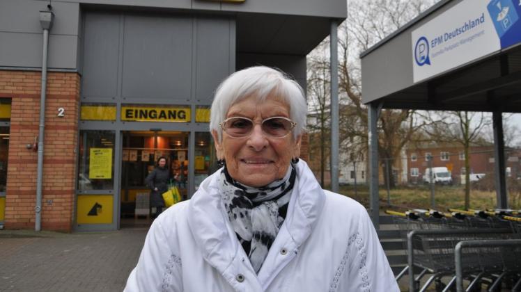 Die Rentnerin Ortrud Pogorel aus Hohe Düne ahnt, dass es gerade für Rentner während der Schließung nicht einfach wird.