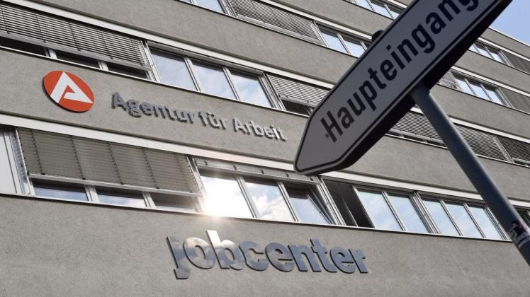 Hier entlang zur Jobvermittlung.Foto: Jens Kalaene / dpa