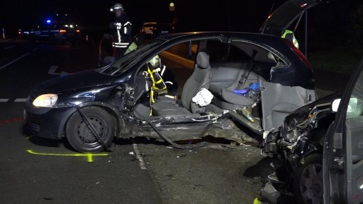Ein Wallenhorster ist bei einem Unfall am Freitagabend in seinem Auto eingeklemmt worden. Die Feuerwehr musste ihn aus seinem Fahrzeug befreien. Foto: NWM-TV