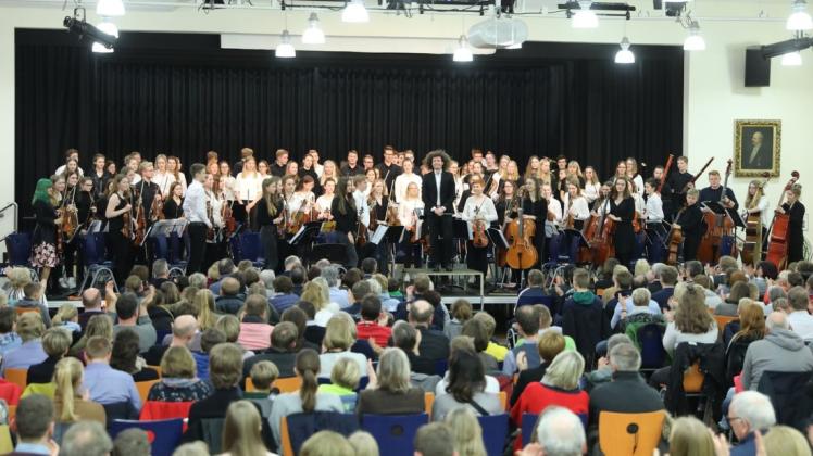 Aus vier mach eins - ein Orchester mit Schülern aus vier Schulen kassierte großen Applaus beim ersten Abschlusskonzert des Orchestertreffens Frenswegen. Foto: Peter Löning