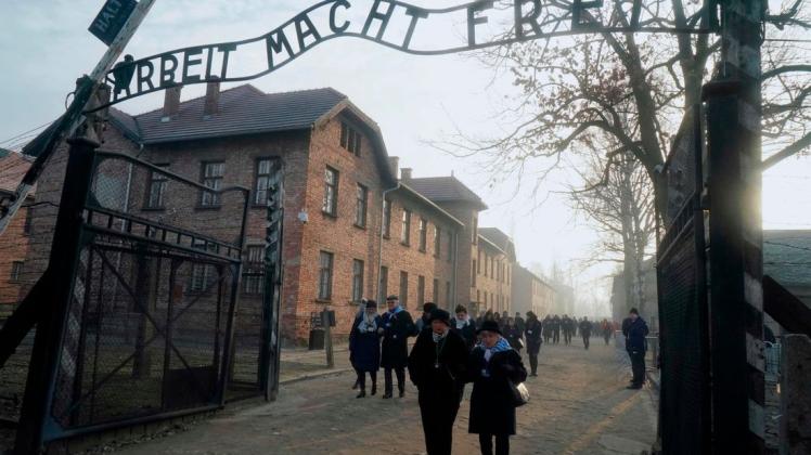 03395d7936742ad0cb3a77150eaa01ba.jpeg Holocaust-Überlebende im ehemaligen Konzentrationslager Auschwitz-Birkenau. Foto: AFP/Janek Skarzynski