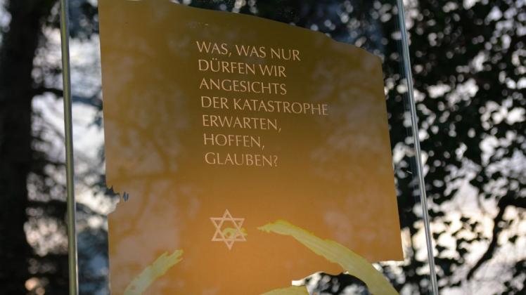 Ein Zitat von Walter Benjamin an der Spitze der Stele, die auf dem jüdischen Friedhof an die Ermordeten erinnert. Foto: Manfred Fickers