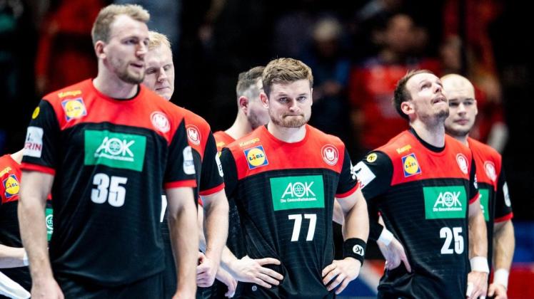 Hängende Köpfe nach einer herben Klatsche: Die deutschen Handballer haben ihr zweites Spiel bei der EM gegen Spanien deutlich verloren.  Foto: imago images/Bildbyran