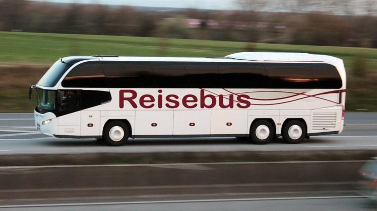 Als der Fahrer eines Reisebusses das Bewusstsein verlor, rettete die Reiseleiterin in Österreich 30 Fahrgäste vor einem Unglück. Symbolfoto: imago images/Ralph Peters