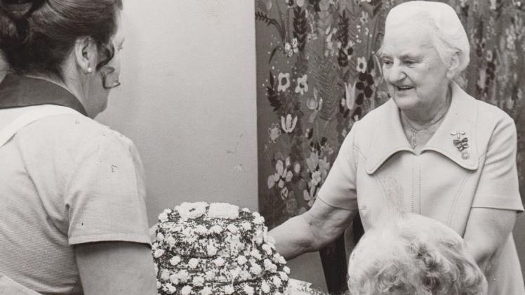 Sie wurde von ihren Hauswirtschaftslehrlingen verehrt: Dora Garbade (r.) beim Empfang zu ihrem 80. Geburtstag 1973 im Hof Hoyerswege. Archivfoto: Racin