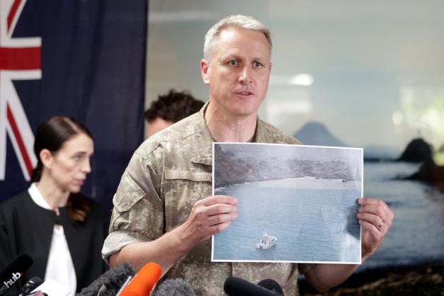 Oberst Ryan McKinstry informierte mit Jacinda Ardern (links hinten) über die Lage. Foto: imago images/AAP/DAVID ROWLAND