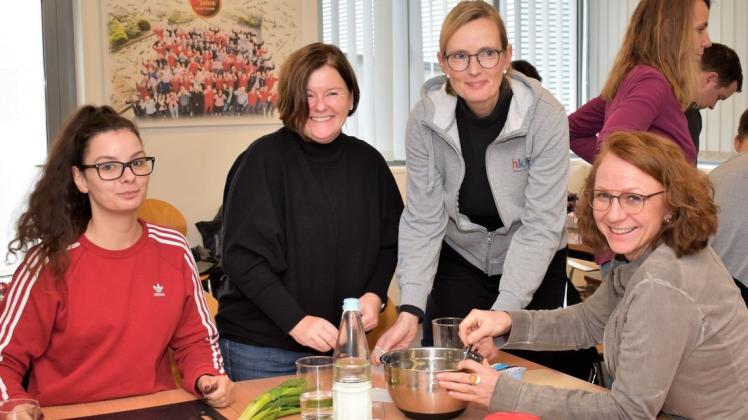 „Leichte Snacks für das Büro“: Ernährungsberaterin Tomma  Günther (3. v. l.) unterstützt Mitarbeiterinnen der Meyer Technik Unternehmensgruppe am Gesundheitstag bei der Zubereitung. Foto: Martina Brünjes