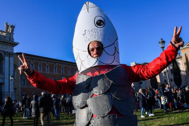 "Sardinen der Welt, vereint eucht!" steht auf dem Kostüm dieses Demonstranten in Rom. Foto: AFP/Andreas SOLARO