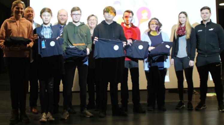 Fünf Schüler der Heinrich-Middendorf-Oberschule in Aschendorf dürfen sich über die Auszeichnung als Medienscout und einen Preis in Höhe von 500 Euro freuen. Foto: Talea Norda