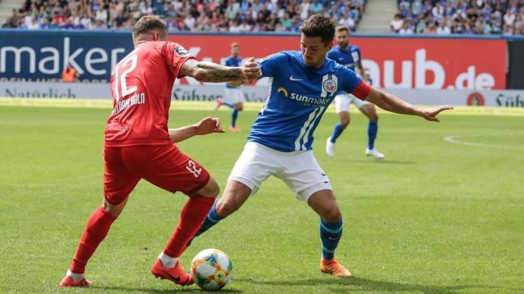 Eine Szene aus dem 3:3 im Hinspiel: Hansa-Kapitän Julian Riedel versucht Viktoria-Stürmer Albert Bunjaku zu stoppen. Rostock führte damals nach 19 Minuten mit 3:0, doch am Ende stand es auch dank zweier Treffer des Kosovaren für die Kölner 3:3.