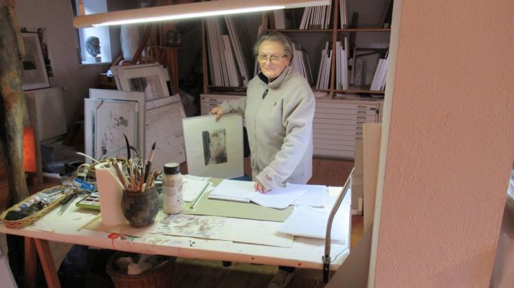 Neuere und ältere Arbeiten aus dem Atelier von Inge Jastram sind ab Donnerstag in der Galerie Möller Am Strom 68 zu sehen. Die Galeristen arbeiten schon seit 30 Jahren eng mit der Künstlerin zusammen, die in diesem Jahr den Kulturpreis des Landes für ihr Lebenswerk erhalten hat und 85 Jahre alt geworden ist.