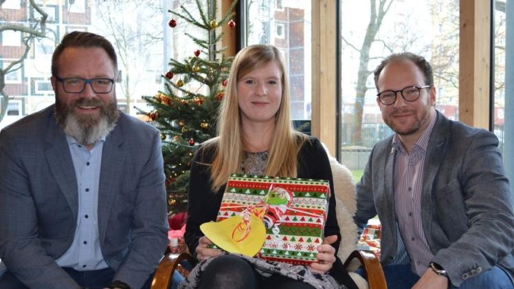 Das Weihnachtsessen wurde von Rostocks Oberbürgermeister Claus Ruhe Madsen (parteilos, l.) und Sozialsenator Steffen Bockhahn (Linke) eröffnet. Sie betonten besondere Stellung von sozialen Vereinen wie Charisma um die Vorsitzende Marie Hagen.
