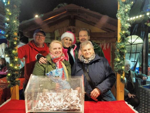Glückliche Gewinner: Christiane Dabels (2.v.l.), Michael Dunst (2.v.r.) und Erna Sander (rechts) mit Moderator Andreas Kutschenbauer (links) und Glücksfee Elvira Fischer (Mitte). Foto: Niklas Golitschek Glückliche Gewinner: Christiane Dabels (2.v.l.), Michael Dunst (2.v.r.) und Erna Sander (rechts) mit Moderator Andreas Kutschenbauer (links) und Glücksfee Elvira Fischer (Mitte). Foto: Niklas Golitschek