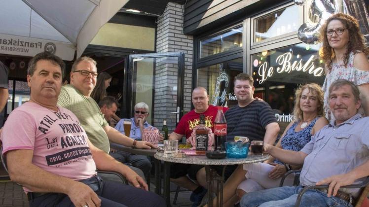 Lakis (links) und Georgia (rechts hinten) haben im Sommer 2019 im Le Bistro das 30-jährige Bestehen gefeiert. Nach dem Sommer 2020 müssen sie ihr Lokal an der Langen Straße räumen. Foto: Manuel Titze Lakis (links) und Georgia (rechts hinten) haben im Sommer 2019 im Le Bistro das 30-jährige Bestehen gefeiert. Nach dem Sommer 2020 müssen sie ihr Lokal an der Langen Straße räumen. Foto: Manuel Titze