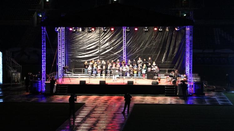 Der Kinder- und Jugendchor der Singakademie Rostock stimmt die Veranstaltung an.