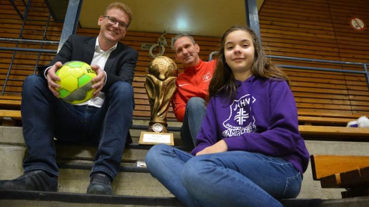Dreifach-Ausrichter: Der TV Jahn um (von links) Abteilungsleiter Marco Castiglione, D-Jugendtrainer Guido Lilie und Emilie Castiglione veranstaltet drei Hallenturniere zwischen den Jahren – darunter den Kreisklassen-Cup. Foto: Daniel Niebuhr Dreifach-Ausrichter: Der TV Jahn um (von links) Abteilungsleiter Marco Castiglione, D-Jugendtrainer Guido Lilie und Emilie Castiglione veranstaltet drei Hallenturniere zwischen den Jahren – darunter den Kreisklassen-Cup. Foto: Daniel Niebuhr