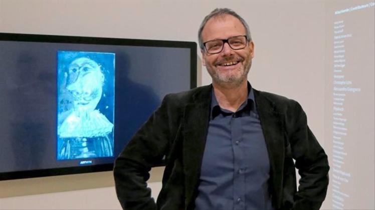 Thomas Soraperra, kaufmännischer Direktor Kunstmuseum Bern - Zentrum Paul Klee, steht im Zentrum Paul Klee vor einem Monitor mit dem Picasso-Gemälde „Büste des Musketiers“. 