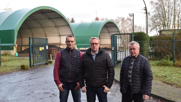 Zu den Kritikern der geplanten Erweiterung der Biogasanlage auf Frerener Gebiet gehören (von links) Heinz Exler, Andreas Schmit und Gerd Wintering aus Schapen. Foto: Ludger Jungeblut