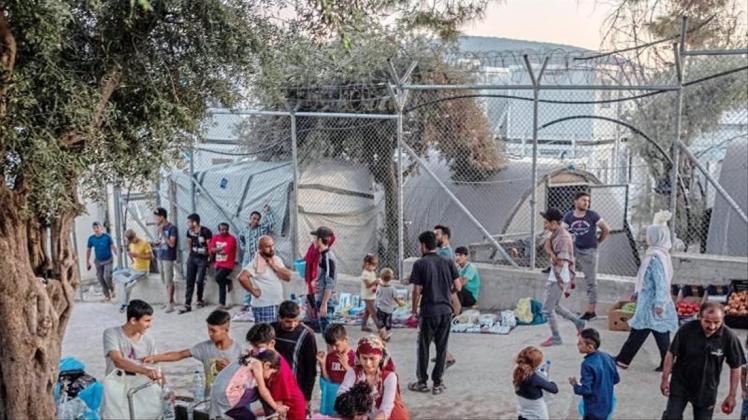 Migranten im Flüchtlingslager Moria auf der griechischen Insel Lesbos. Hier leben auch viele Kinder. 