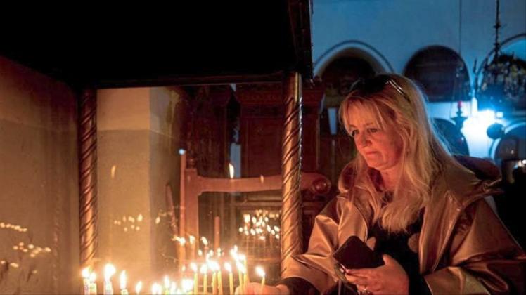 Weihnachten in Bethlehem: Eine Besucherin zündet eine Kerze in der Geburtskirche an. 