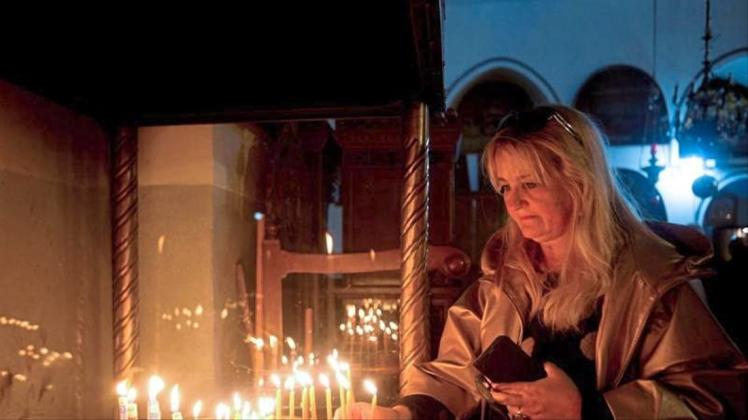 Weihnachten in Bethlehem: Eine Besucherin zündet eine Kerze in der Geburtskirche an. Weihnachten in Bethlehem: Eine Besucherin zündet eine Kerze in der Geburtskirche an.