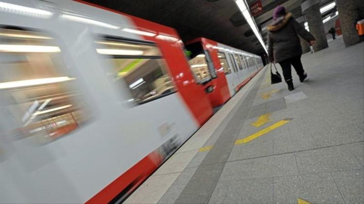Bei einem Streit auf einem Bahnsteig ist ein Mann am Nürnberger Hauptbahnhof vor eine einfahrende U-Bahn gestoßen worden. 
