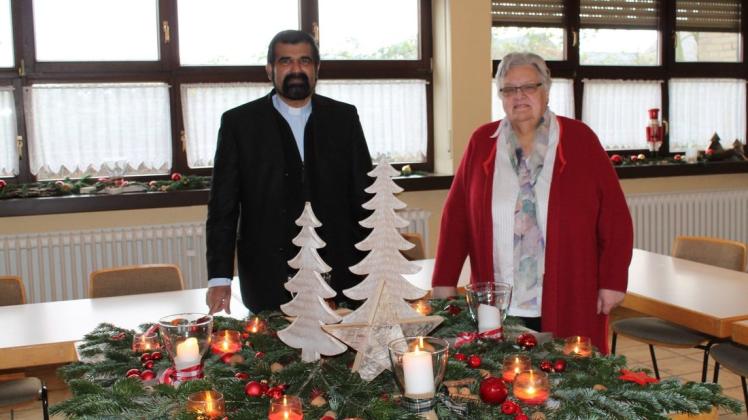 Pater George Shaji und Veronika Kowalski haben zum sechsten Mal den Heiligabend in Gemeinschaft für Alleinstehende im Pfarrheim organisiert. Foto: Araann J. Christoph
