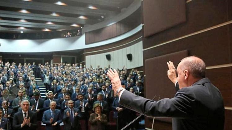 Recep Tayyip Erdogan, Präsident der Türkei, begrüßt Mitglieder der Regierungspartei AKP während eines Treffens in Ankara. Recep Tayyip Erdogan, Präsident der Türkei, begrüßt Mitglieder der Regierungspartei AKP während eines Treffens in Ankara.