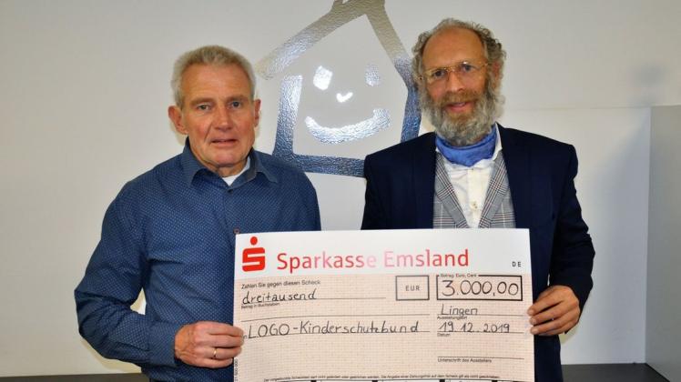 Eine Spende für den Kinderschutzbund übergab Matthias Wessmann an Heiner Rohoff (links) vom Vorstand des DKSB Lingen. Foto: Felix Reis