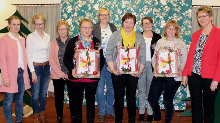 Neue und ausgeschiedene Mitglieder des KFD-Vorstandes in Lorup: (von links) Vanessa Abeln, Daniela Többen, Christa Deters, Anne Lukas, Karin Munk, Lenchen Düttmann, Silvia Dicken, Mathilde Kreuzhermes und Martina Schmitz. Foto: Birgit Brinker Neue und ausgeschiedene Mitglieder des KFD-Vorstandes in Lorup: (von links) Vanessa Abeln, Daniela Többen, Christa Deters, Anne Lukas, Karin Munk, Lenchen Düttmann, Silvia Dicken, Mathilde Kreuzhermes und Martina Schmitz. Foto: Birgit Brinker