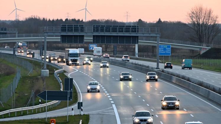 Die SPD-Vorsitzende bringt erneut ein Tempolimit für Autobahnen ins Spiel. Foto: Carsten Rehder/dpa