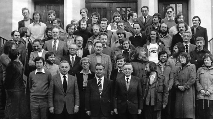 Gruppenbild mit noch wenigen Damen: Das Lehrerkollegium des Willms im Jahr 1982. 