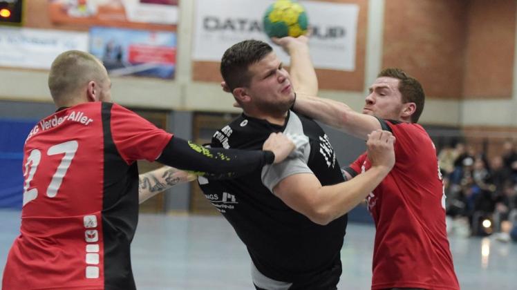 Die HSG Grüppenbühren/Bookholzberg um Julian Stolz (Mitte) spielt in der Bremer Landesliga um den Aufstieg mit. Foto: Rolf Tobis Die HSG Grüppenbühren/Bookholzberg um Julian Stolz (Mitte) spielt in der Bremer Landesliga um den Aufstieg mit. Foto: Rolf Tobis